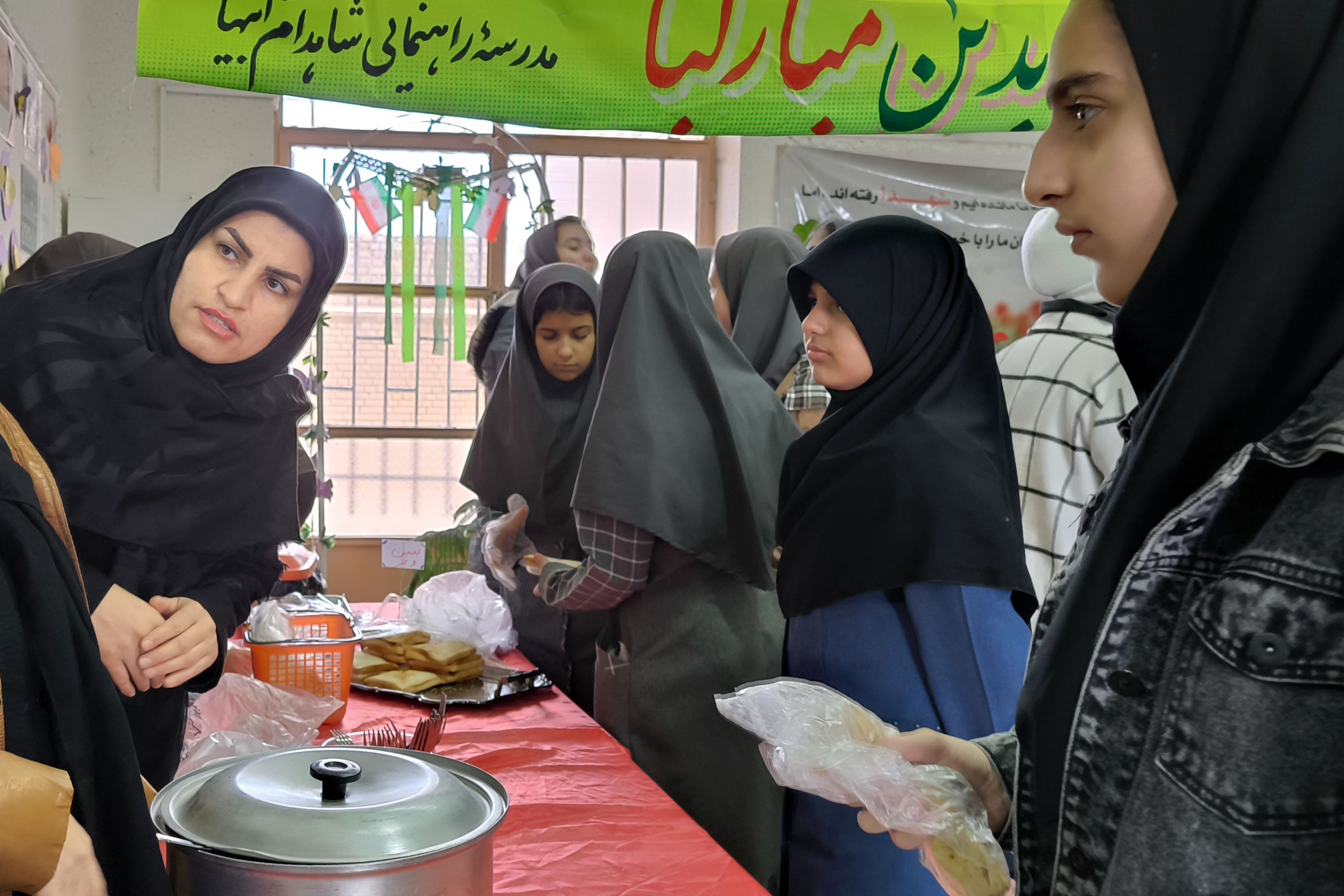 برگزاری نمایشگاه مشاغل خانگی در دبیرستان شاهد ام ابیها، شهرستان آباده