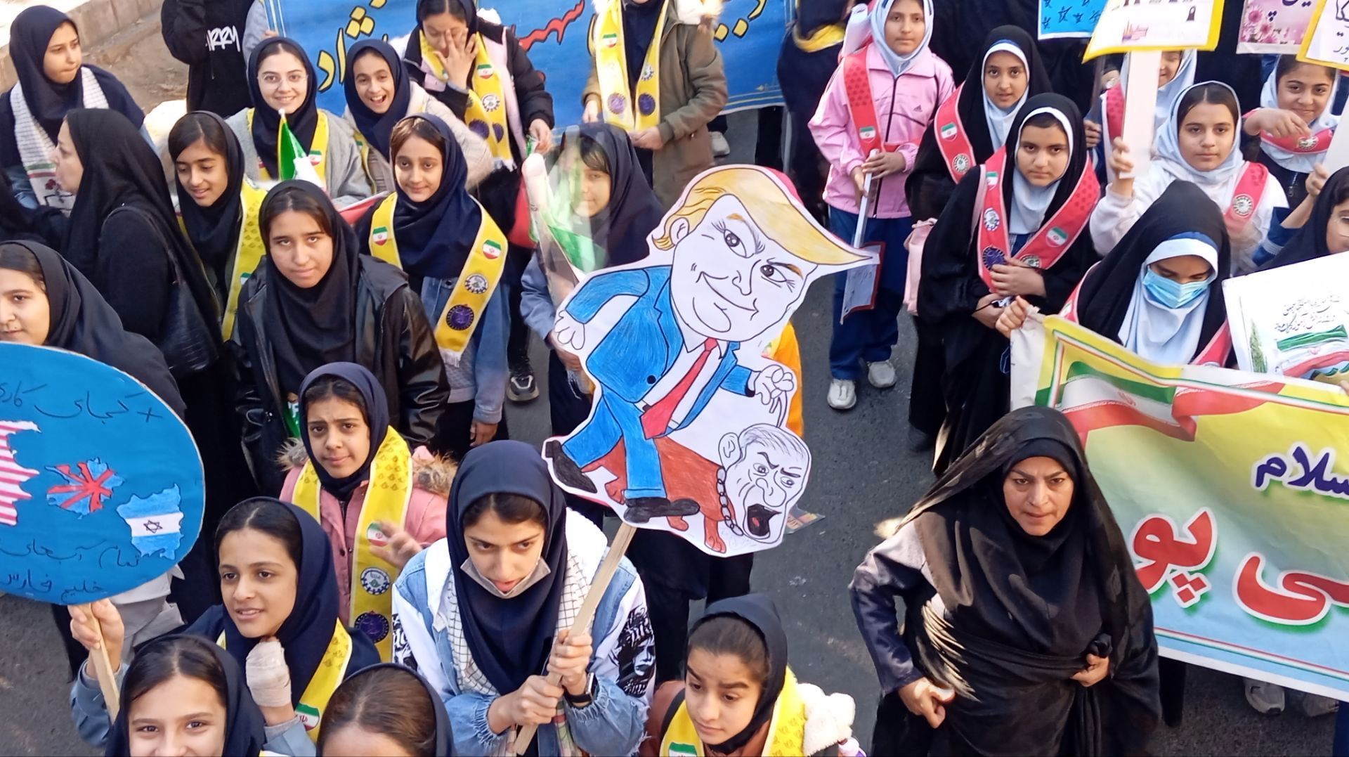 حضور پرشور دانش‌آموزان در راهپیمایی روز ۱۳ آبان