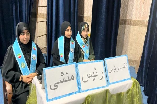 حضور دانش‌آموزان پای صندوق انتخابات هیات‌رئیسه شورای دانش‌آموزی