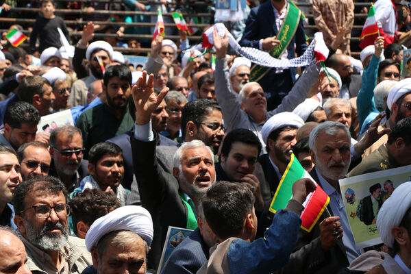 حضور پرشور نوجوانان قمی در آیین استقبال از رئیس جمهوری 