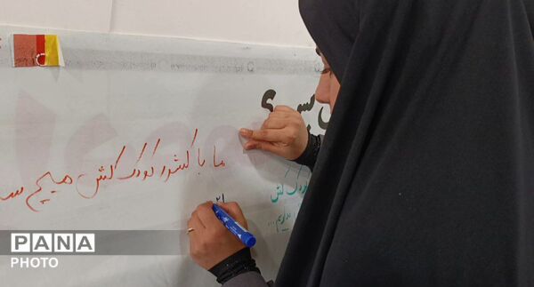 نمایشگاه تصاویر شهدای جنگ رمضان در روستای مومن آباد قم