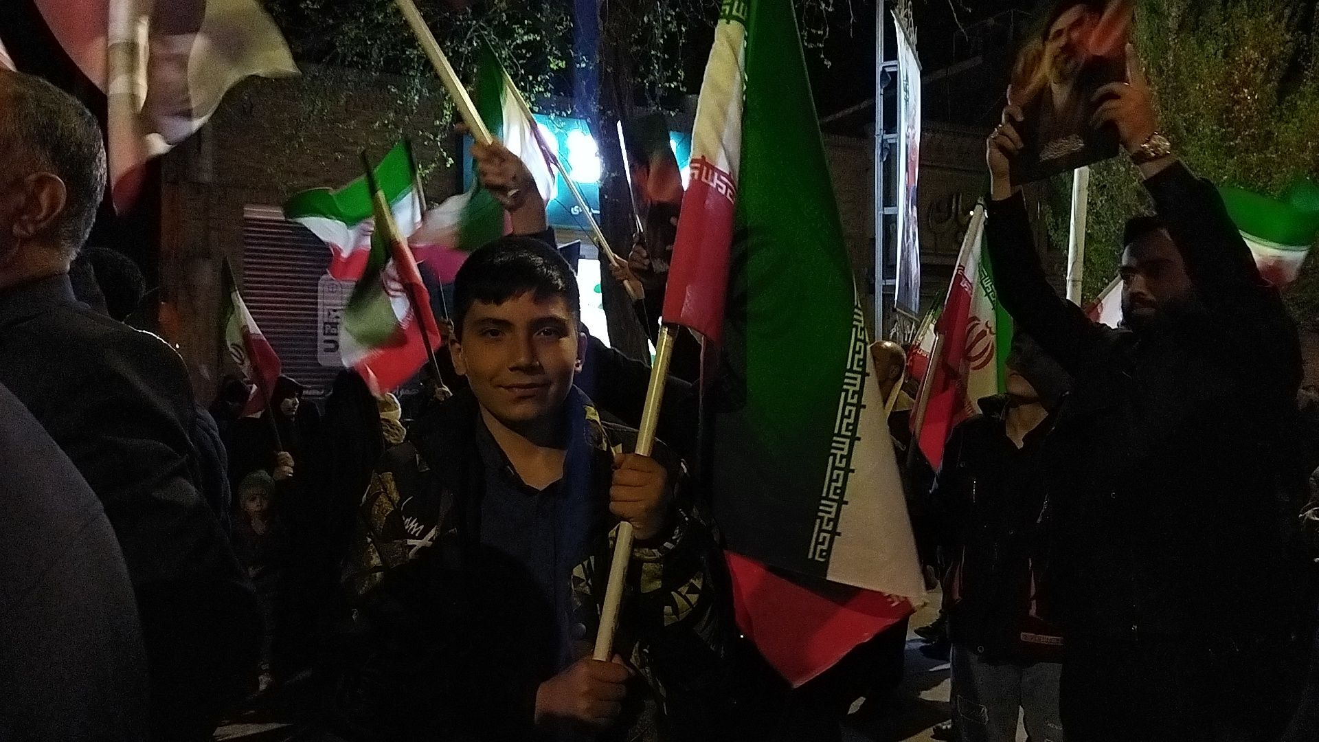 از پیر تا کودک برای حفظ  وطن آمدند-۱