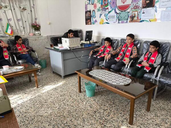 جلسه انجمن اولیا و شورای دانش آموزی در راستای برنامه‌ریزی هفته معلم
