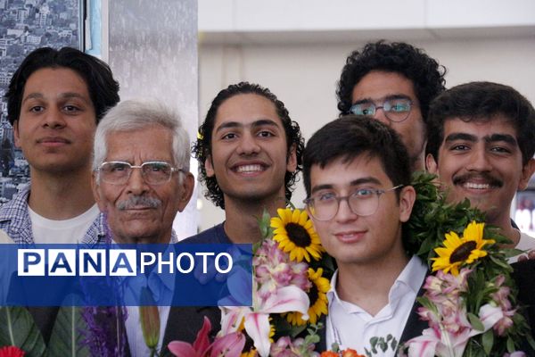 استقبال پرشور از دانش‌آموز مشهدی قهرمان المپیاد جهانی نجوم و اخترفیزیک