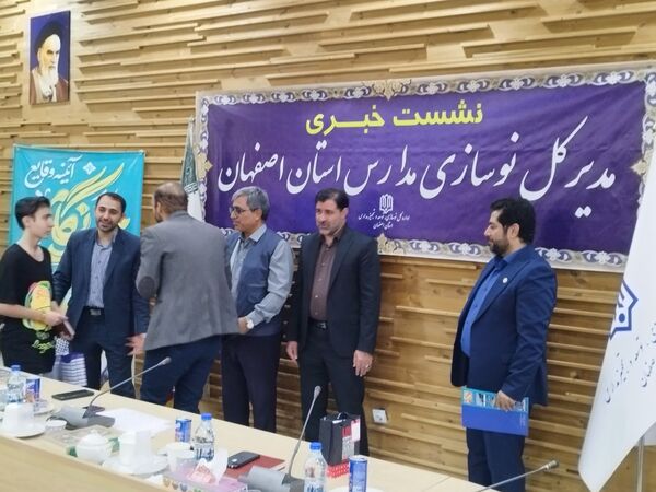 نشست خبری مدیرکل نوسازی مدارس استان اصفهان با دانش آموز خبرنگاران پانا