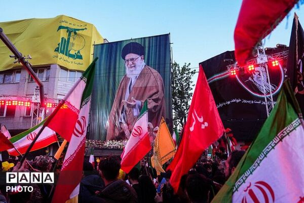 آغاز مراسم تشییع پیکر رهبر شهید و اهل بیت گرامی ایشان در مصلی نماز جمعه تهران