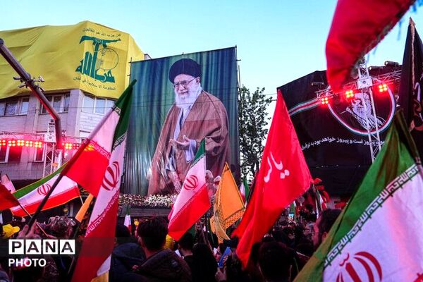 آغاز مراسم تشییع پیکر رهبر شهید و اهل بیت گرامی ایشان در مصلی نماز جمعه تهران