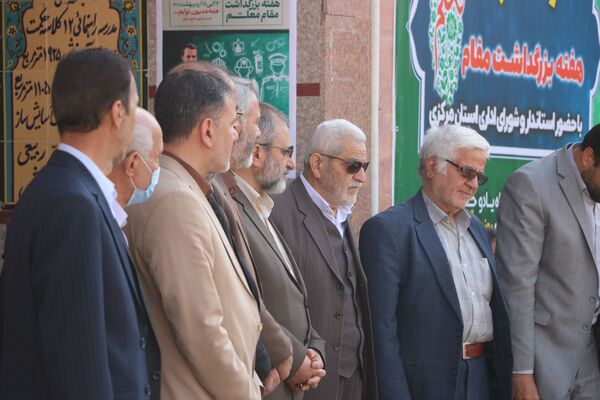 آیین نواختن زنگ سپاس معلم به مناسبت گرامیداشت مقام معلم در دبیرستان حکمت ناحیه 2 اراک
