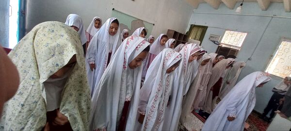 حضور پرشور دانش‌آموزان پایه چهارم دبستان شهید تنیده در نماز جماعت