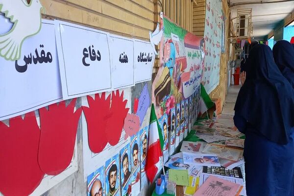 دانش‌آموزان ناحیه4 اهواز روز اول مدرسه را با یاد شهدا آغاز کردند