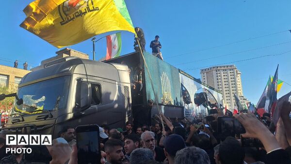 مشهد، در آغوشِ حرم، با رهبر شهید وداع کرد