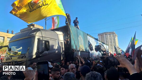 مشهد، در آغوشِ حرم، با رهبر شهید وداع کرد