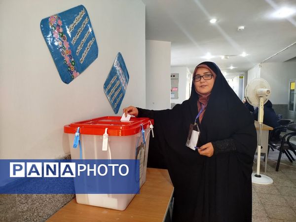 مردم شهرستان فاروج همدل و یکصدا پای صندوق‌های رأی 