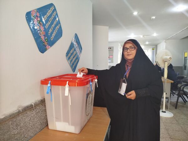 مردم شهرستان فاروج همدل و یکصدا پای صندوق‌های رأی 
