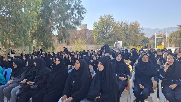برگزاری جشن علمی شیمی در دبیرستان حضرت زینب(س) بهاباد