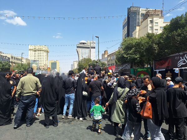 قدم‌هایی تا بهشت؛ جاماندگان اربعین در مشهد رهسپار حرم مطهر رضوی شدند
