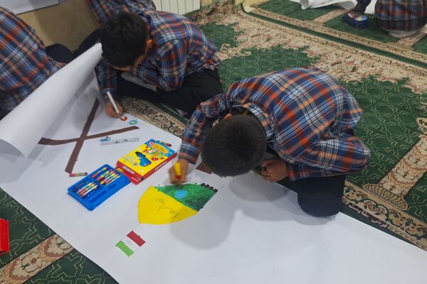 برپایی نقاشی همگانی در هفته ماها در آموزشگاه معارف۶ ناحیه ۳شیراز 