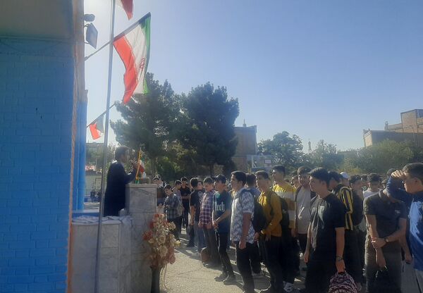 زنگ مهر در دبیرستان شاهد ابوذر غفاری نیشابور به صدا در آمد 