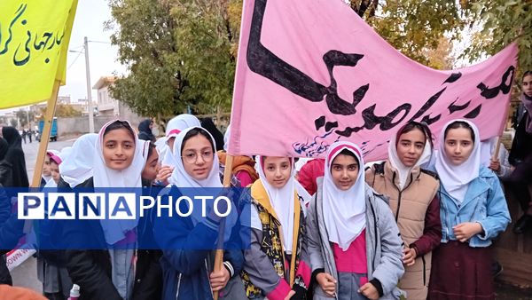 حماسه‌آفرینی دانش‌آموزان کمیجانی در راهپیمایی۱۳ آبان 