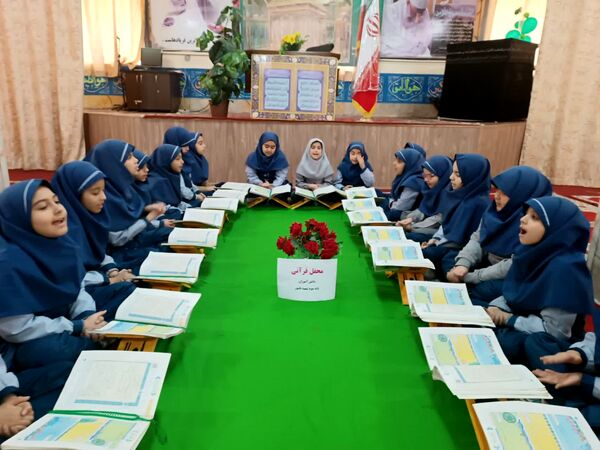 محفل انس با قرآن کریم در دبستان شاهد کوثر