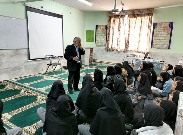 جلسه جهاد اسلامی حجاب و عفاف دختران در دبیرستان حاج مهدی روحانی شهرستان خلیل آباد 
