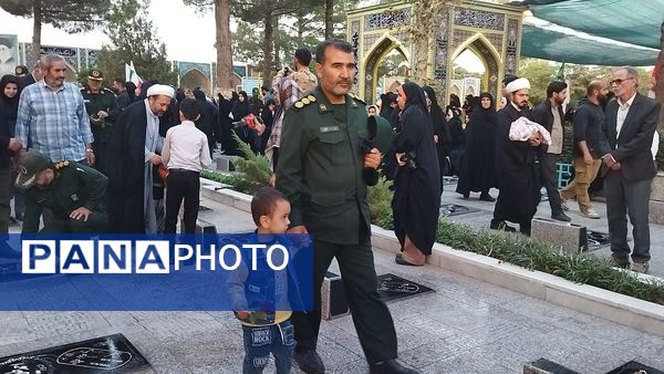 غبارروبی مزار شهدا توسط مسئولین شهرستان نیشابور انجام شد 