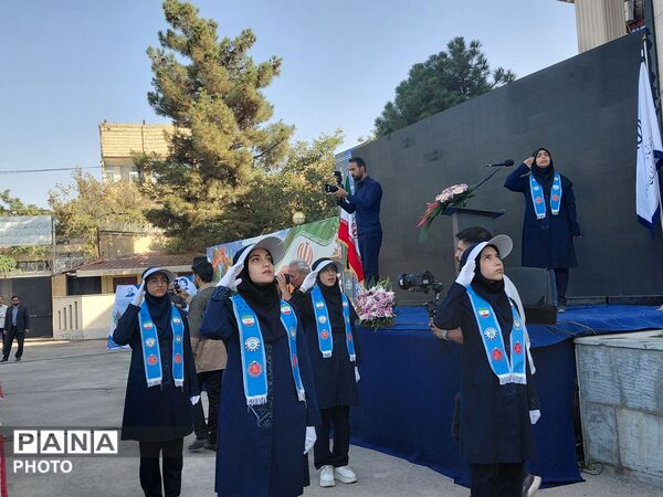 نواختن زنگ مهر در دبیرستان آرمیتا مصلی نژاد
