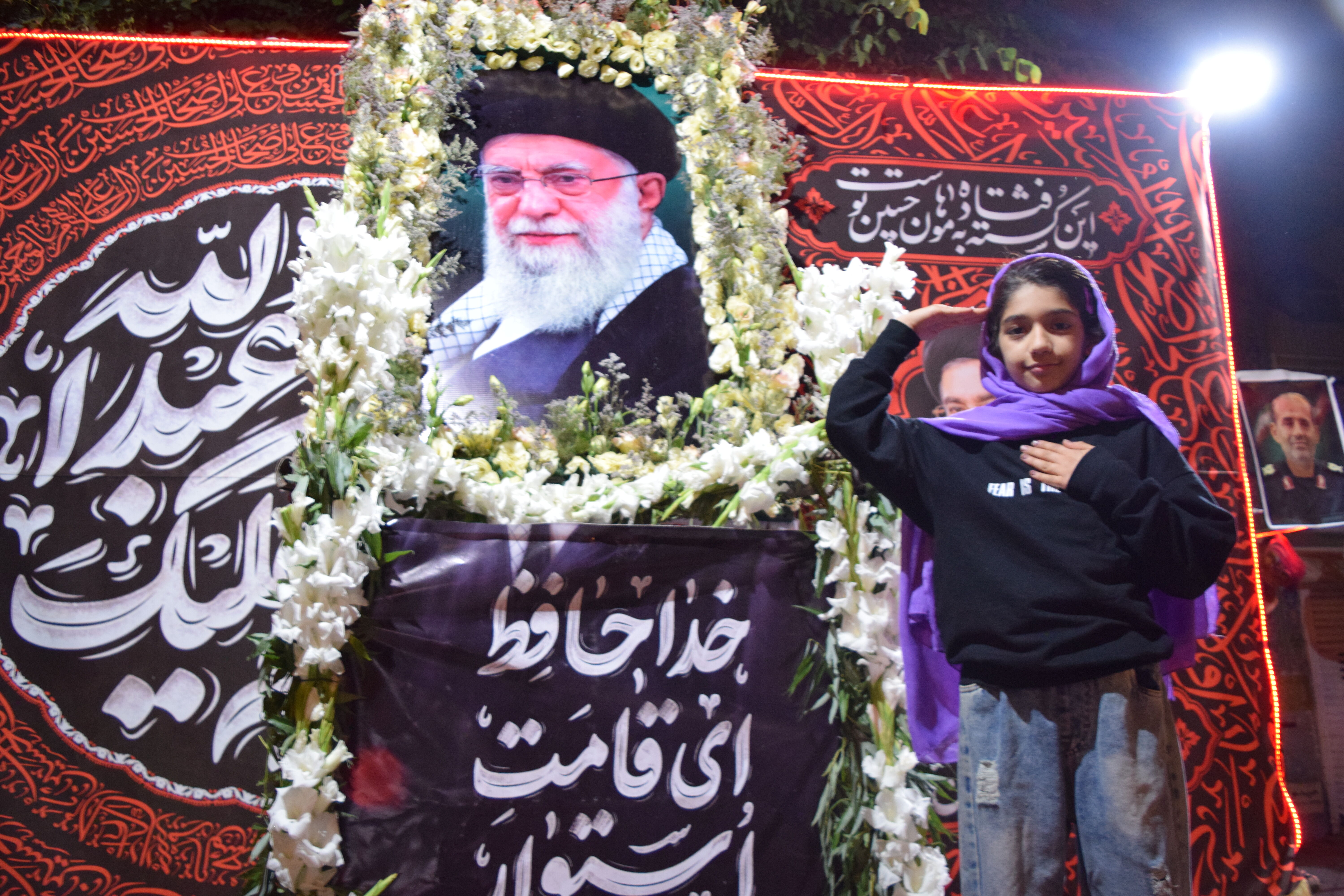 ادای احترام آینده‌سازان فارسان به تصویر رهبر شهید