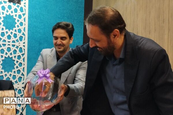بزرگداشت هفته معلم و تقدیر از خدمات ارزنده مشاوران در بهارستان‌دو
