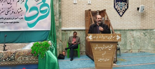 تقدیر از دانش‌آموزان برگزیده ناحیه چهار قم در جشنواره «فردا»
