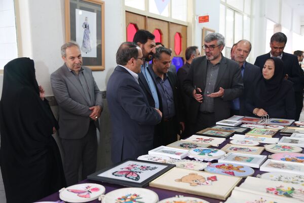برگزاری نمایشگاه دستاورد های دانش آموزان در هنرستان حضرت فاطمه (س)  اردبیل