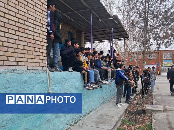 برگزاری مسابقه فوتبال گل کوچک درون مدرسه‌ای به‌مناسبت دهه فجر دبیرستان  پژوهش آشخانه 