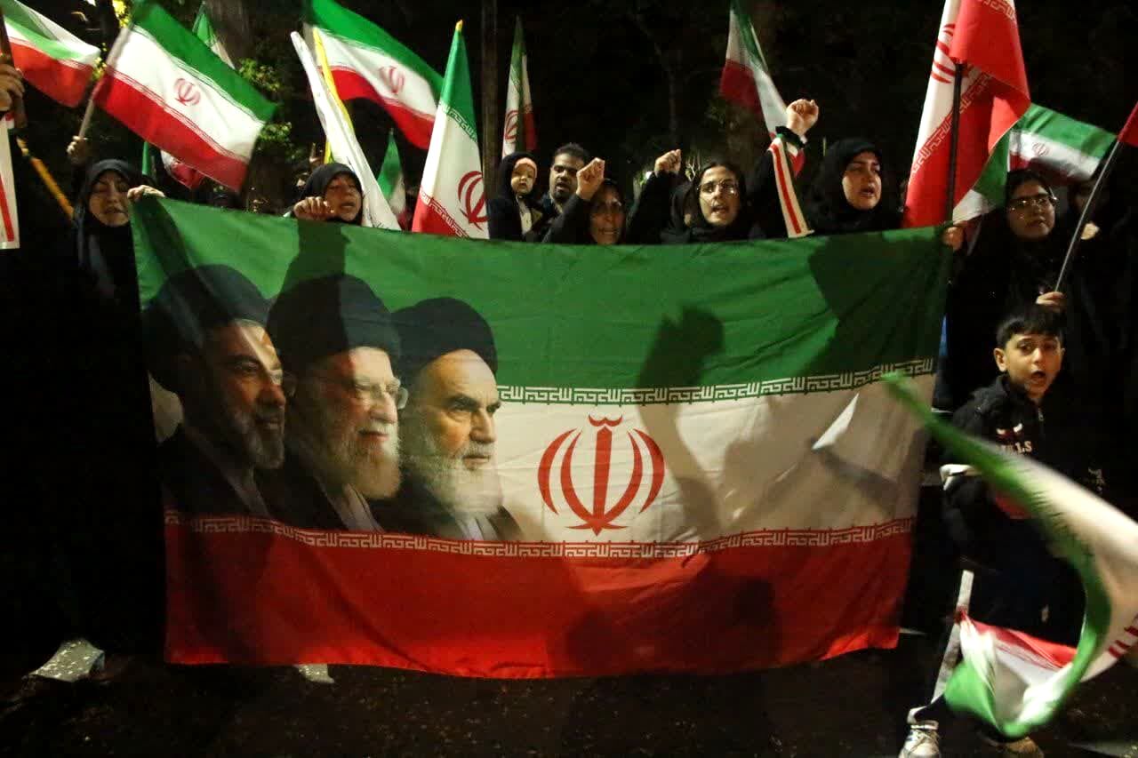 خواندن دسته جمعی سرود ملی ایران در باغ ملی یزد