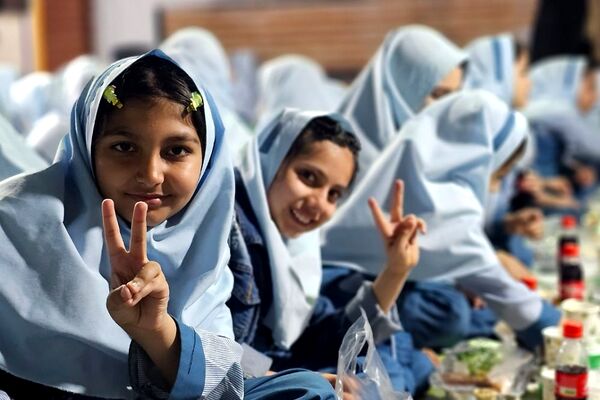 برپایی سفره افطار برای روزه اولی‌ها در دبستان دخترانه ام‌البنین شهرری