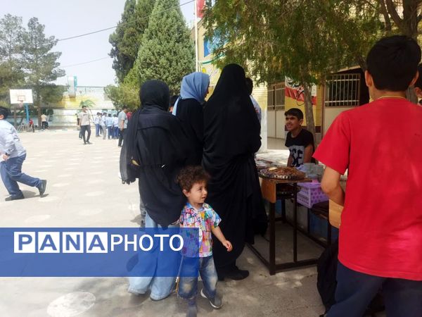 برگزاری جشنواره غذا و بازارچه دانش‌آموزی در دبیرستان نمونه دولتی دانش 