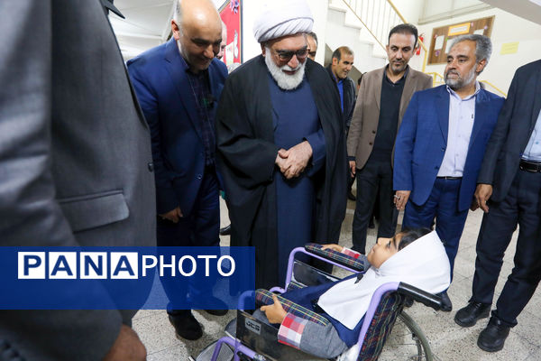 حضور تولیت آستان قدس رضوی در جمع دانش‌آموزان با آسیب بینایی مشهد