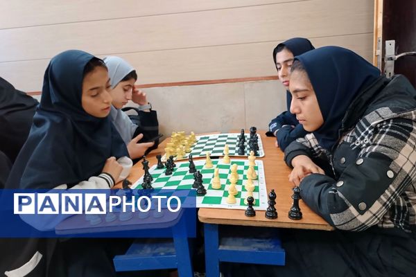 رقابت فکری دانش‌آموزان ورامینی در مسابقات شطرنج کانون هدایت