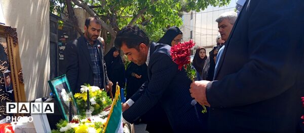 معلم شهید، آبروی محله 