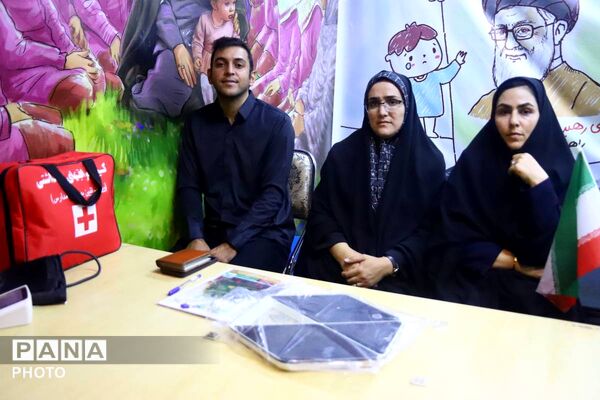 سوگواره شبانه دانش آموزان تبریز در تجمعات مردمی برای رهبر شهید