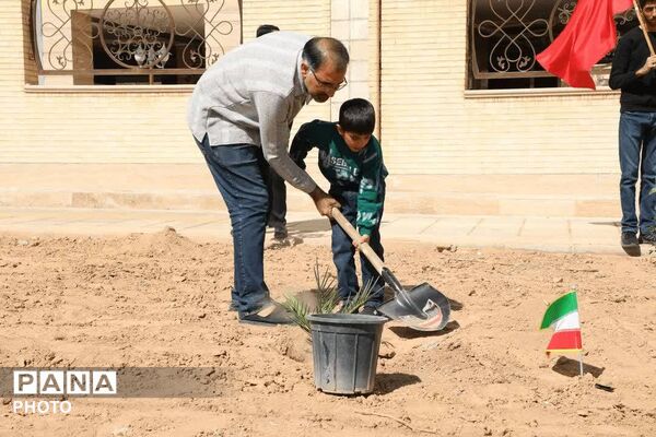 کاشت ۱۰۰۰ «نهال امید» به یاد «سرو ایران» در یزد