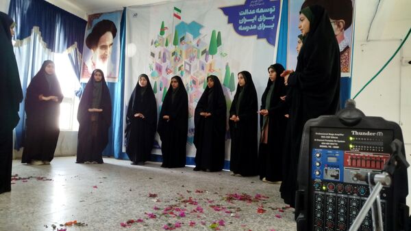 رقابت سرودهای مدرسه‌ای با هم‌صدایی دختران بندرلنگه