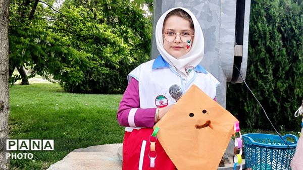 آسمانِ پارک فرهنگیان بناب زیر باران بادبادک‌های رنگی