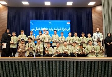 آیین تجلیل از دانش آموزان برگزیده جشنواره های فرهنگی هنری منطقه ۱۵