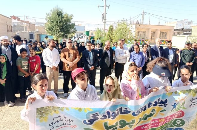 پیاده‌روی خانوادگی پویا در شهرستان هلیلان