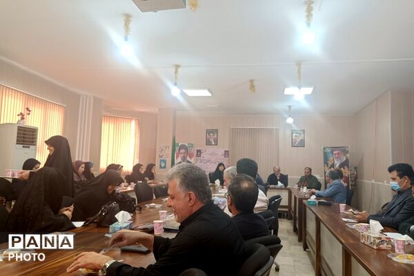 هم‌اندیشی مدیران مدارس بخش رودهن با محوریت بررسی مسائل آموزشی
