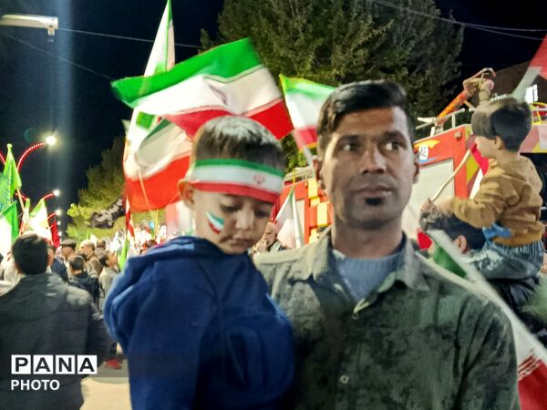 کودکان انقلابی کاشمر دست در دست والدین به خیابان آمدند