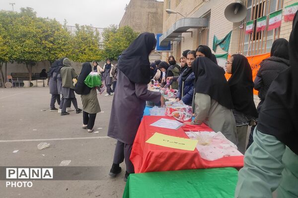 بازارچه دست سازه‌های دانش‌آموزی
