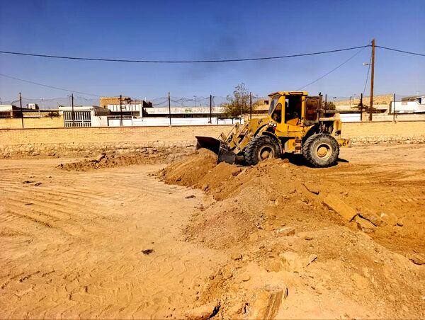 همت جوانان و نوجوانان هیات کشتی در ساخت دبستان فاطمیه ابرکوه