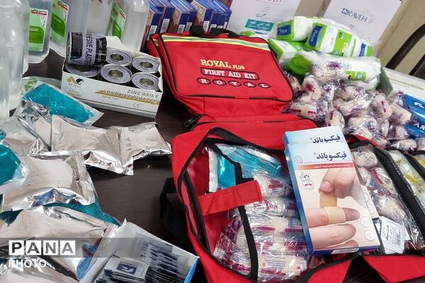 آماده‌سازی و تحویل کیف‌های کمک‌های اولیه به مدارس منطقه کهریزک
