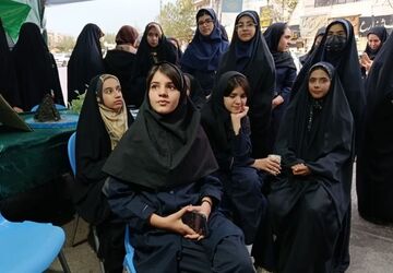 حضور دختران نوجوان یاسوجی در میدان فرهنگی در روز دختر
